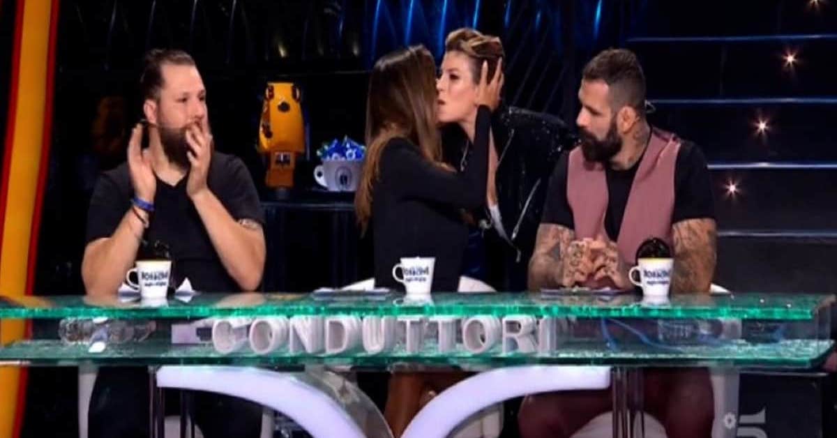 Tu si que vales: Emma Marrone bacia Belen Rodriguez, il gesto non è passato inosservato