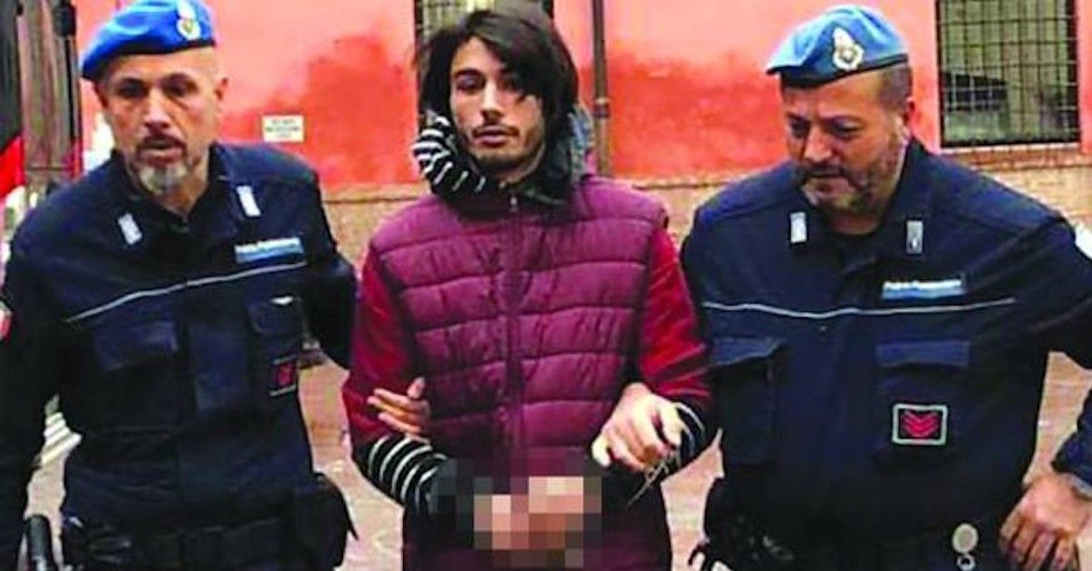 Ferrara: nonna uccisa dal nipote, Pierpaolo Alessio abbraccia la mamma in tribunale