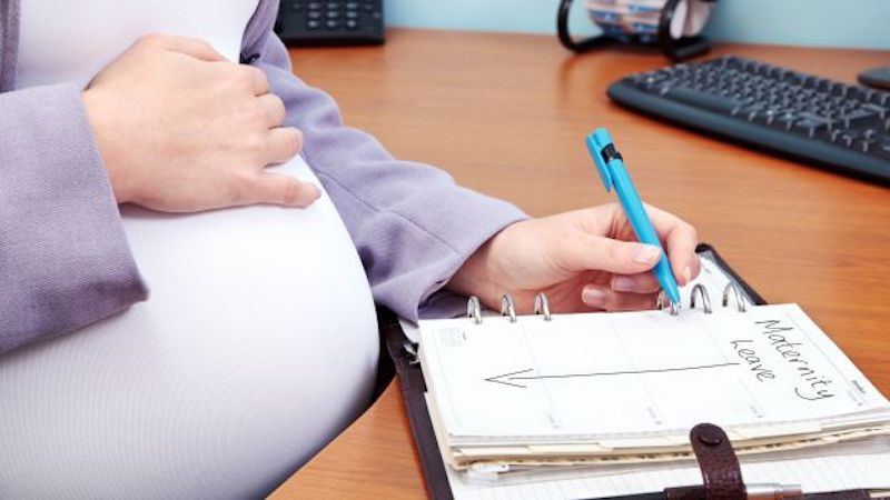 È incinta, il datore di lavoro la promuove e le rinnova il contratto