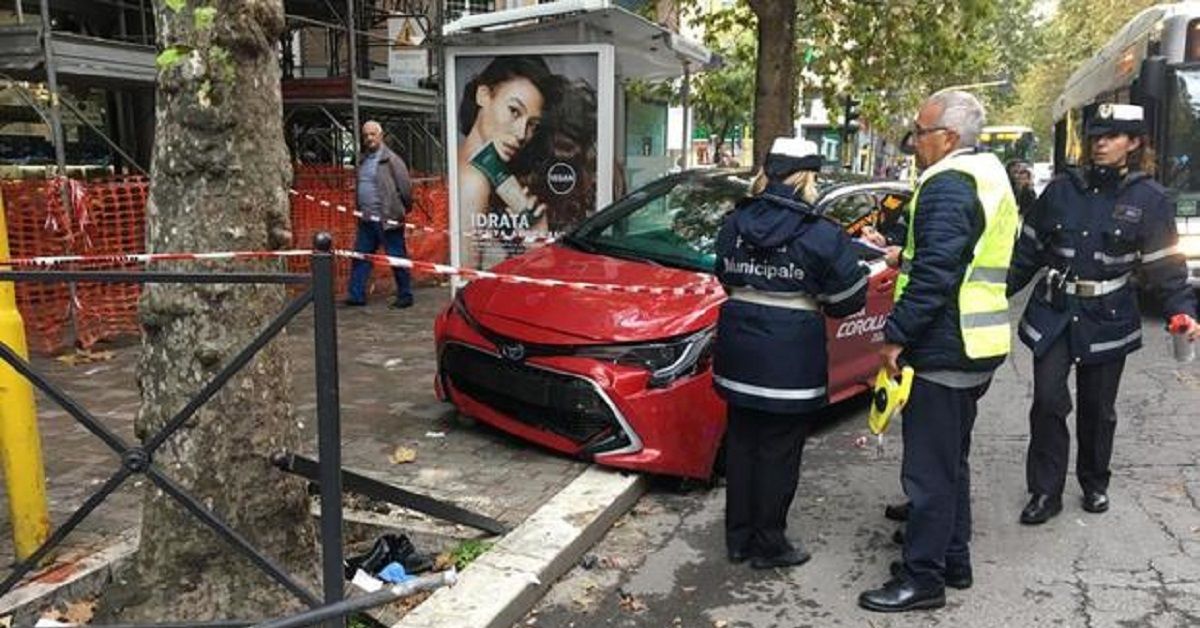 Roma, macchina travolge pedoni alla fermata del bus