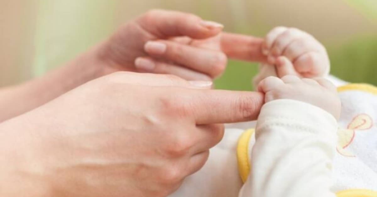 Mamma chiede alla suocera fumatrice, di lavarsi e cambiarsi prima di prendere in braccio il suo bambino