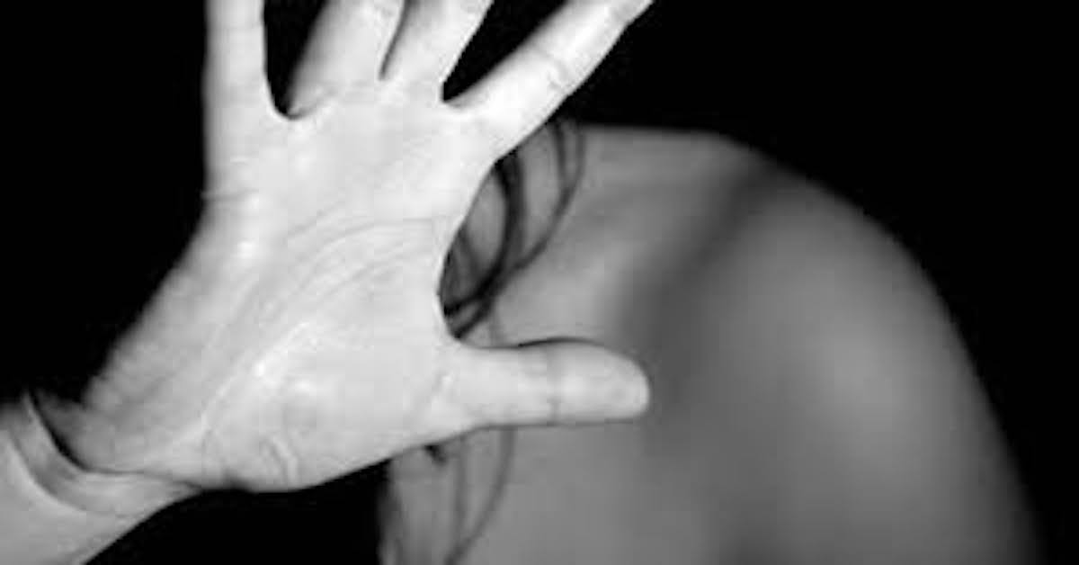 Rimini: finge di ordinare una pizza e denuncia il compagno che la picchia da 3 anni