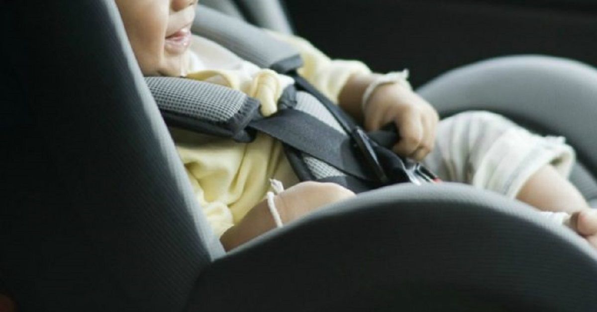 Ladro ruba auto con bambino all’interno