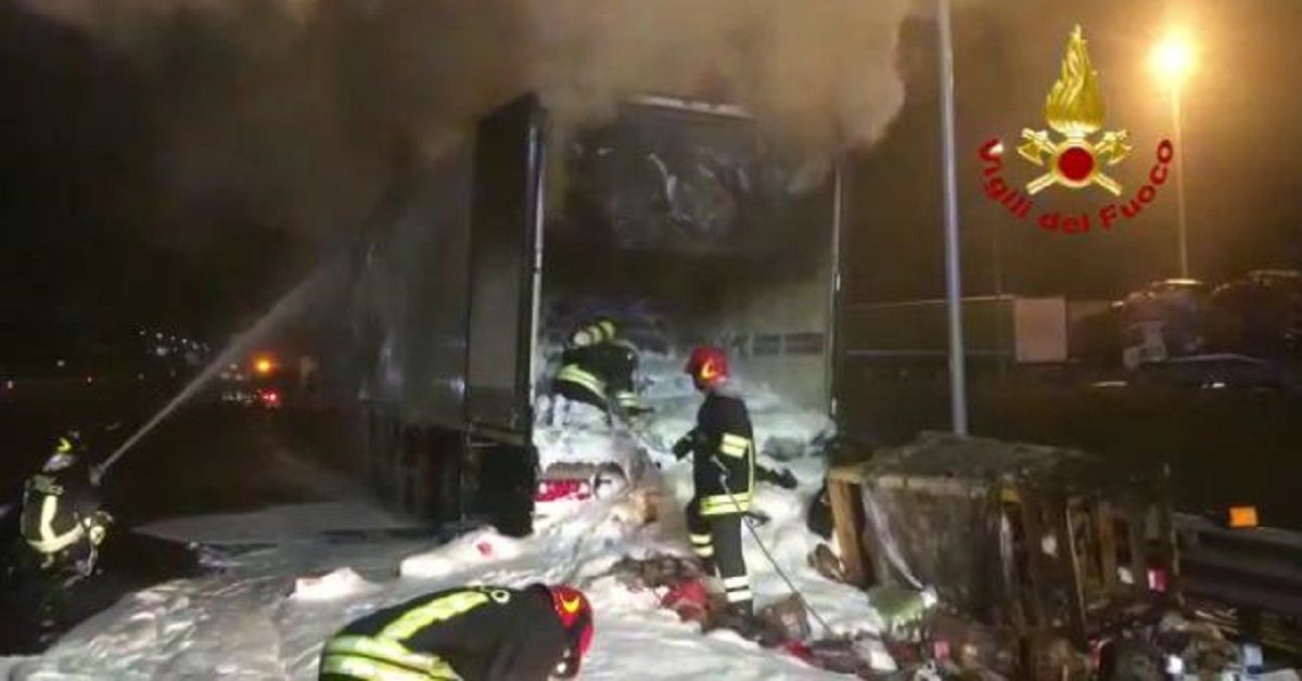 Bologna, tir va a fuoco in un’area di servizio sulla A1: feriti due vigili del fuoco
