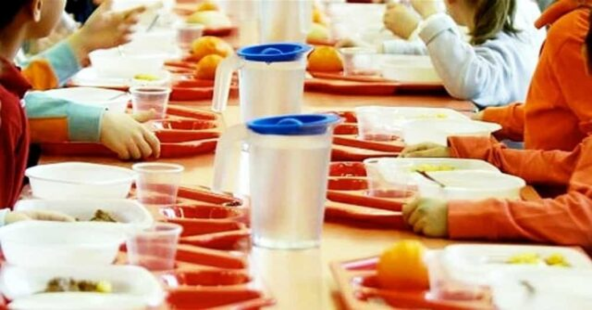La denuncia di una mamma a Giugliano: “polpette crude e vermi nella mensa della scuola”
