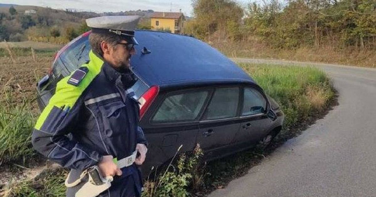 Fano, fa un incidente con la macchina del padre poi torna a casa e si toglie la vita