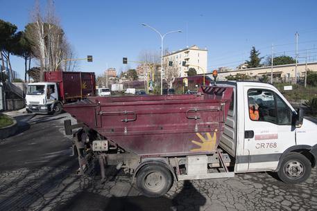 Roma, mezzo dell’Ama investe pedone: morto 84enne