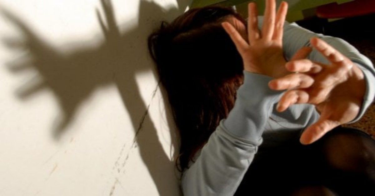 Padre di famiglia picchia la moglie il giorno della vigilia di Natale, sotto gli occhi dei figli