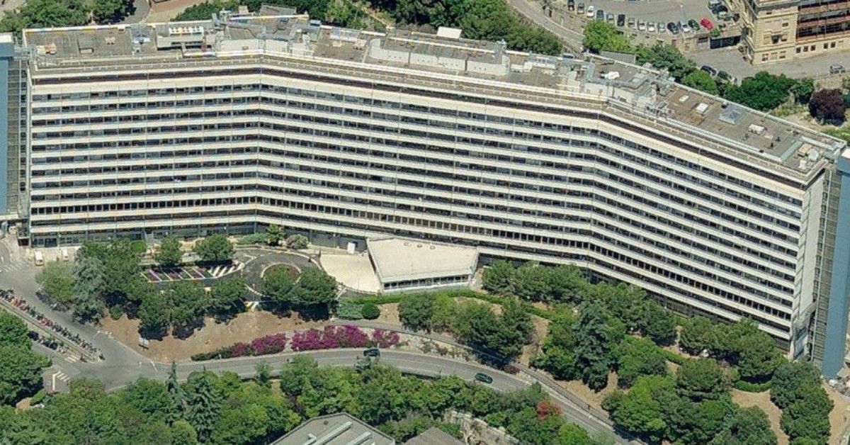 Genova, riceve la notizia della morte di sua madre e si getta dal dodicesimo piano dell’ospedale