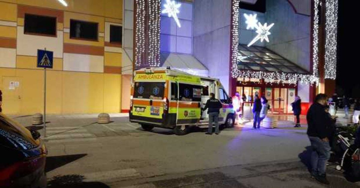 Ancona, 73enne derubato, si scaglia contro una famiglia