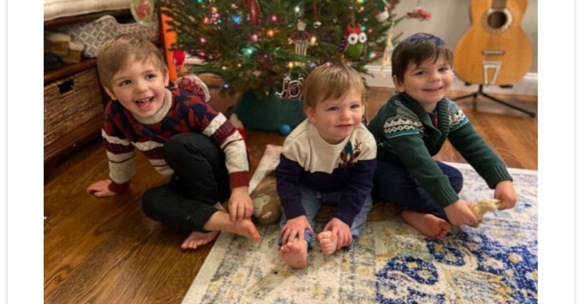 Coppia adotta 3 bambini, dopo aver scoperto che si trattava di tre fratellini, regalando loro un Natale magico