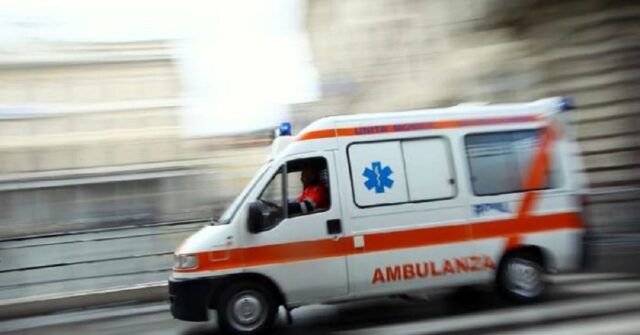 Mamma-partorisce-in-ambulanza-stanno-bene-entrambi