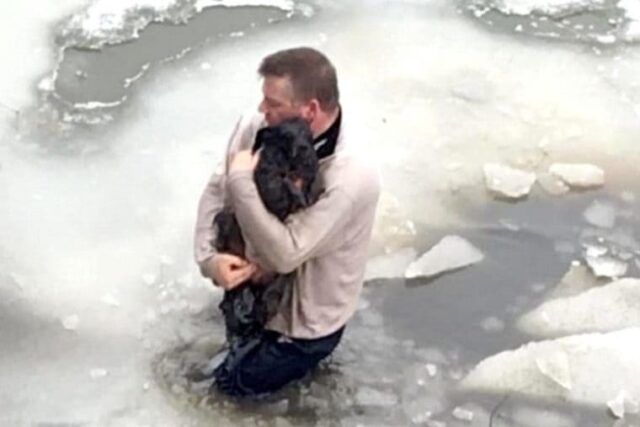 uomo-si-getta-nel-fiume-ghiacciato-per-salvare-il-cane 2