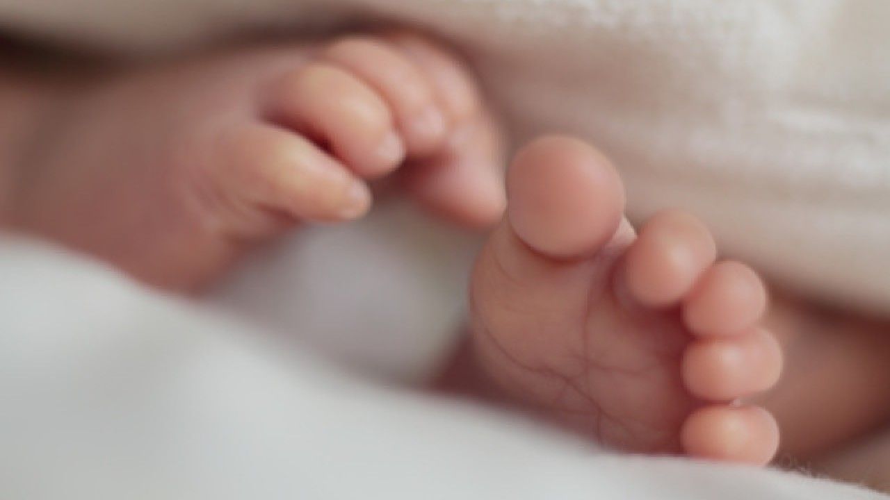 Accusata la mamma del piccolo Michele, il bambino scosso morto a Padova. Rischia dai 10 ai 18 anni di carcere