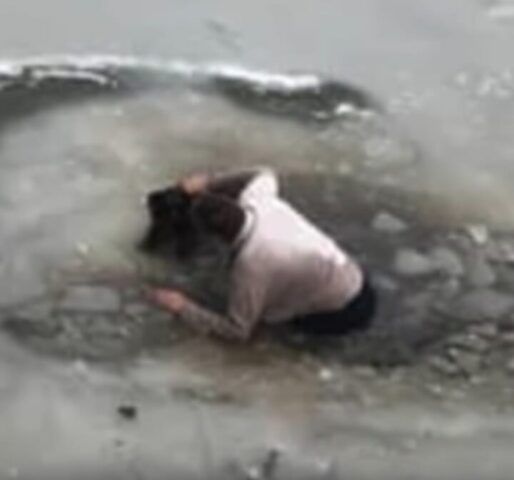uomo-si-getta-nel-fiume-ghiacciato-per-salvare-il-cane 1