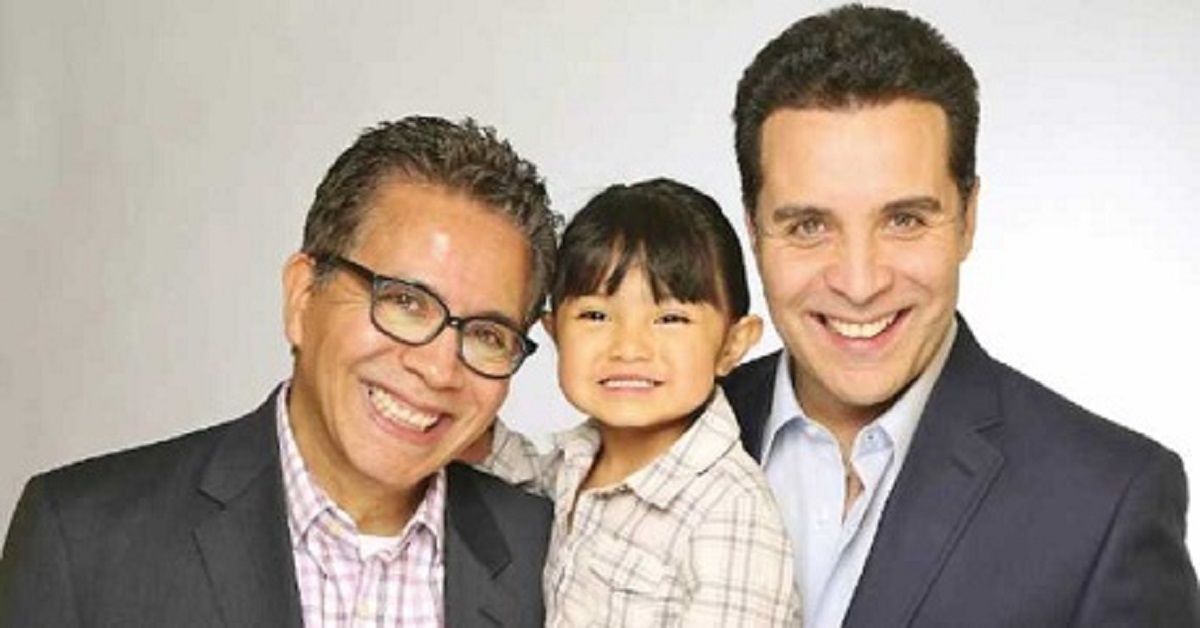 Diventano la prima coppia dello stesso genere ad adottare una bambina