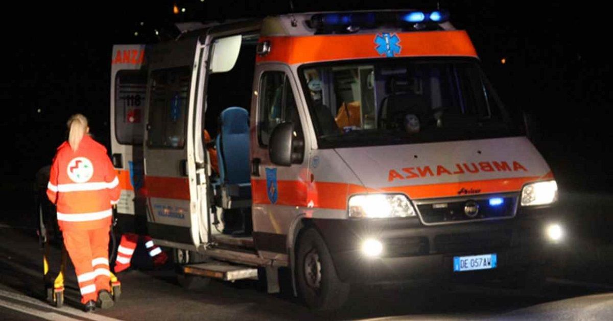 Mantova, uomo si appende al balcone come prova d’amore ma precipita dal terzo piano