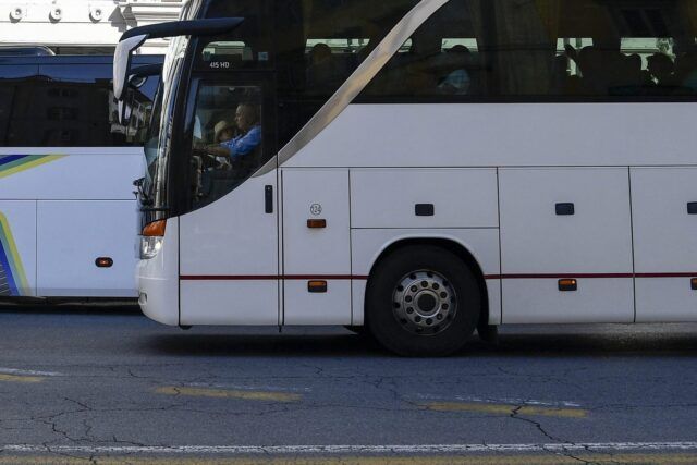 poliziotti-fermano-autobus-con-bambini-e.l'autista-risulta-positivo-all'alcool-test