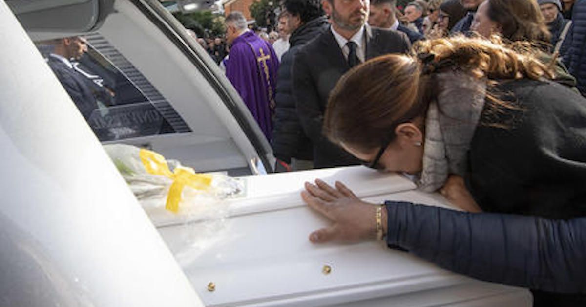 Gaia e Camilla, stamattina i funerali, la dura omelia del parrocco: “sbronzo e fatto ti metti alla guida?”