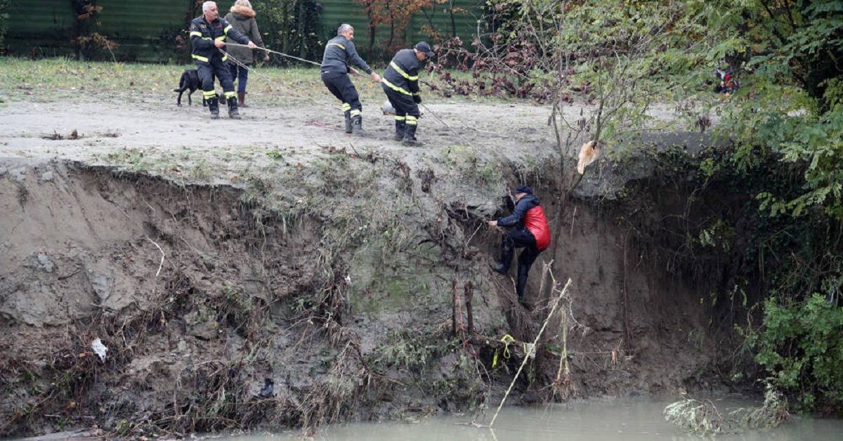 Imola, per salvare il cane finito nel fiume rischia di morire
