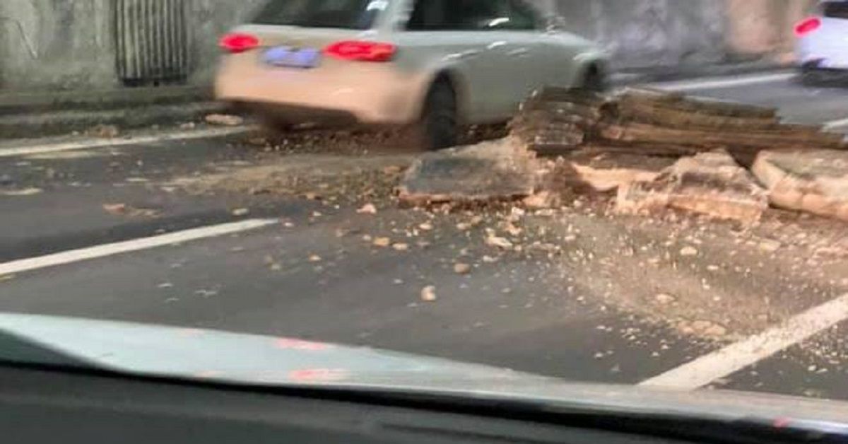 Genova, crollo soffitto nella galleria Bertè sullA26, in direzione Genova
