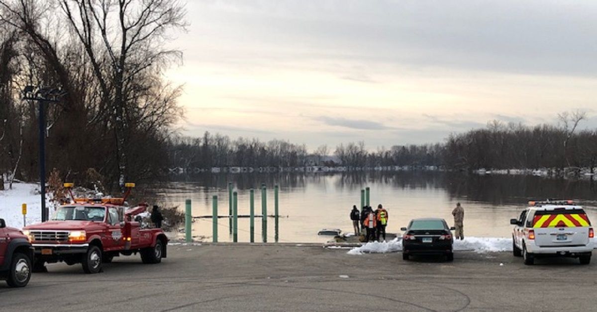 Incidente nel Connecticut, cane esce fuori dall’auto sommersa dalle acque