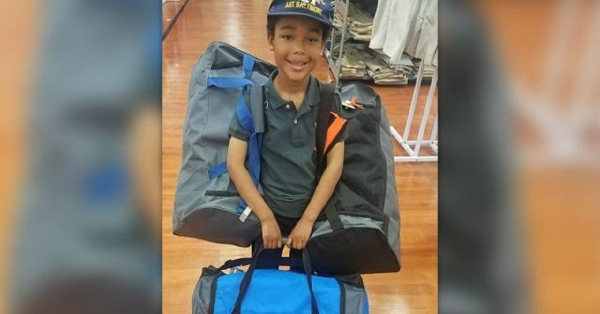 Un bambino che aiuta i veterani