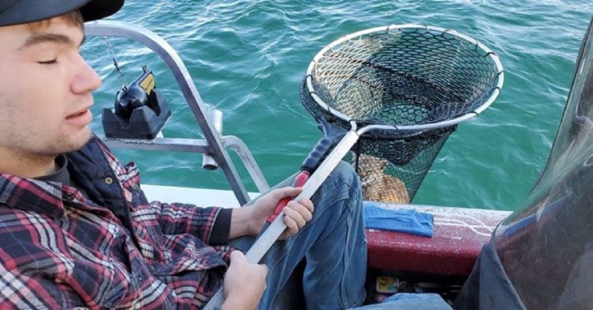 Il pescatore è incredulo dopo aver fatto una cattura incredibile