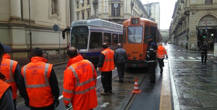 Torino, scontro tra tram: autista ferito, passeggeri contusi