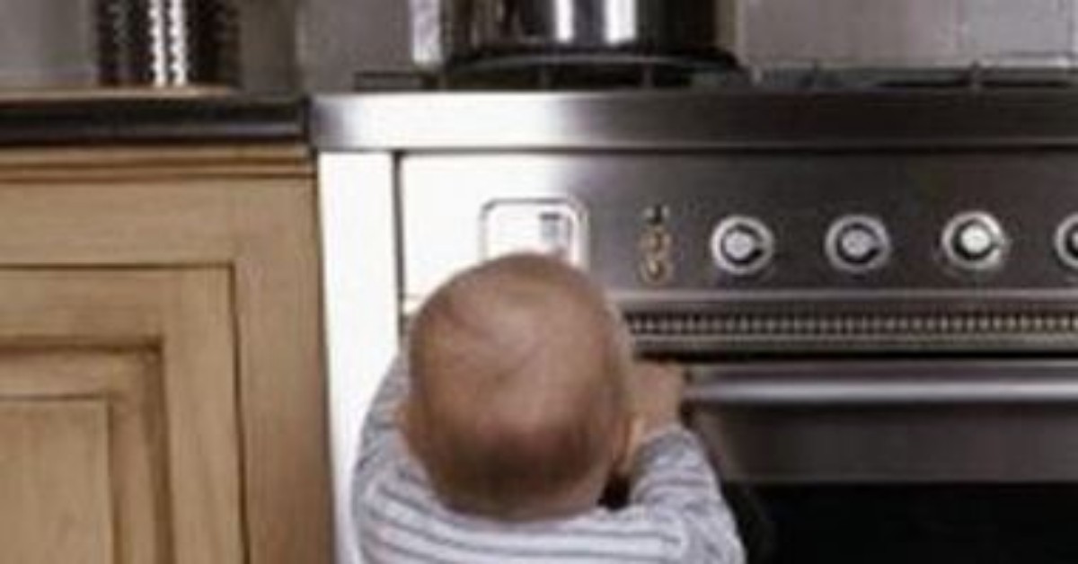 Bambino di 16 mesi si rovescia addosso la pentola di acqua bollente. Ricoverato in gravi condizioni.