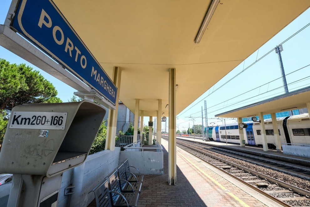 Porto Marghera, persona investita sui binari. Treni in ritardo