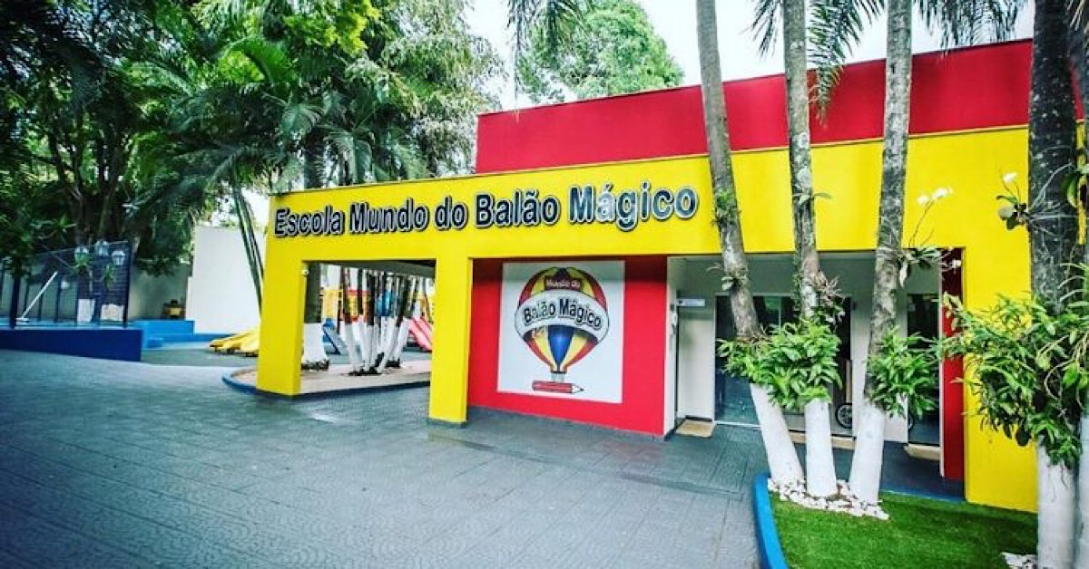 L’insegnante scoppia in lacrime vedendo cosa fa un bambino di 5 anni per il suo compagno di classe sordo