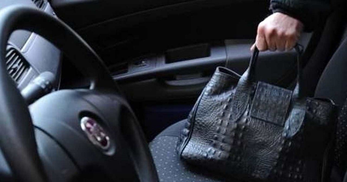 Imola, ladro rompe vetro e ruba la borsa, in auto c’era una bambina