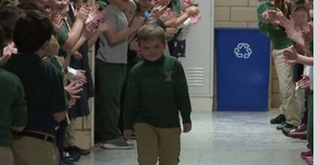 Bambino di 6 anni guarisce dalla leucemia e a scuola è accolto come un eroe