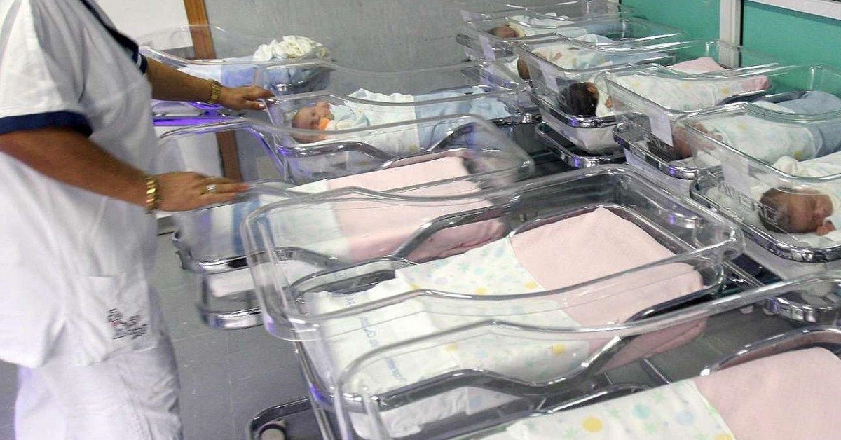 Napoli, scambio di neonati in culla