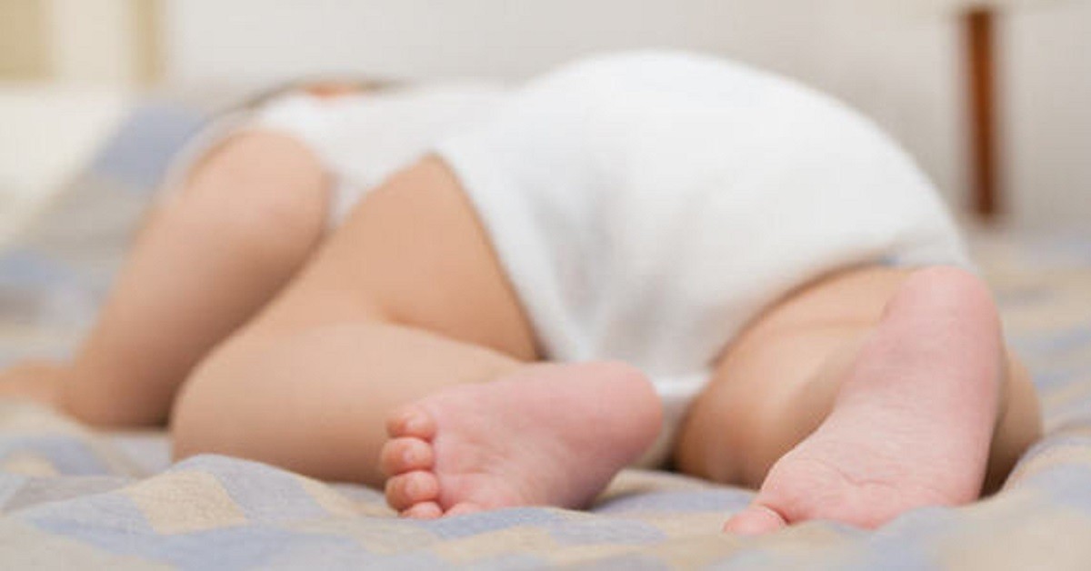 Torino, trovata neonata nel letto senza vita