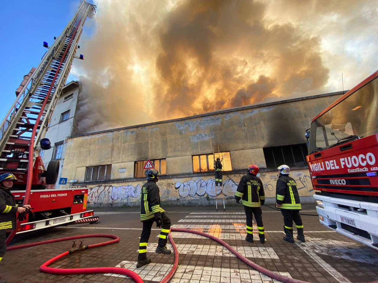 Monza, vasto incendio vicino ad una scuola