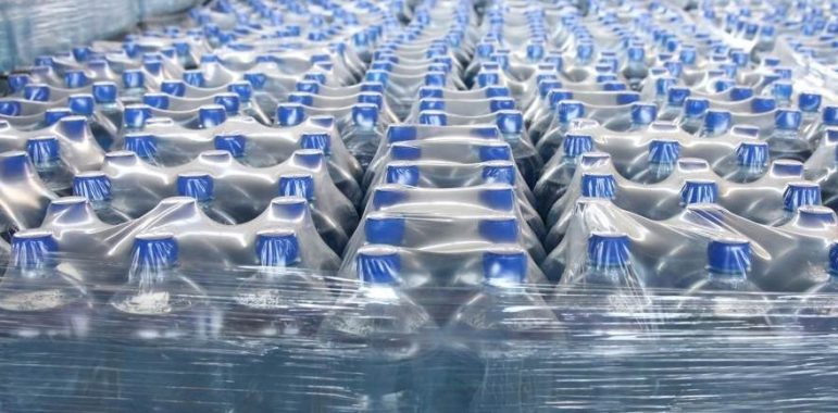Salerno, bottiglie d’acqua e bibite sequestrate: pericolose per la salute