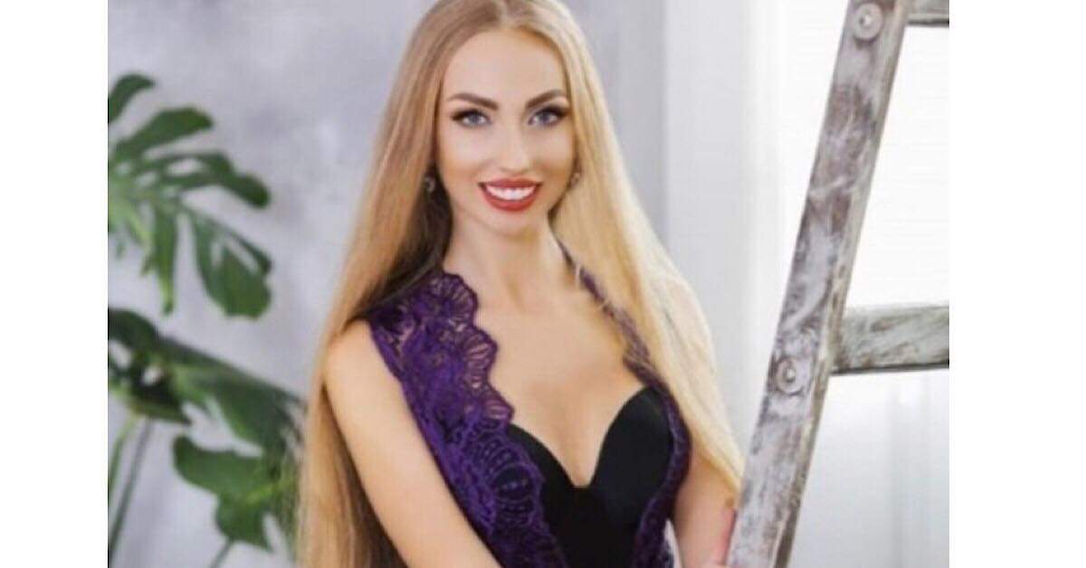 Non si taglia i capelli da quando aveva 5 anni. Ecco come si ritrova oggi