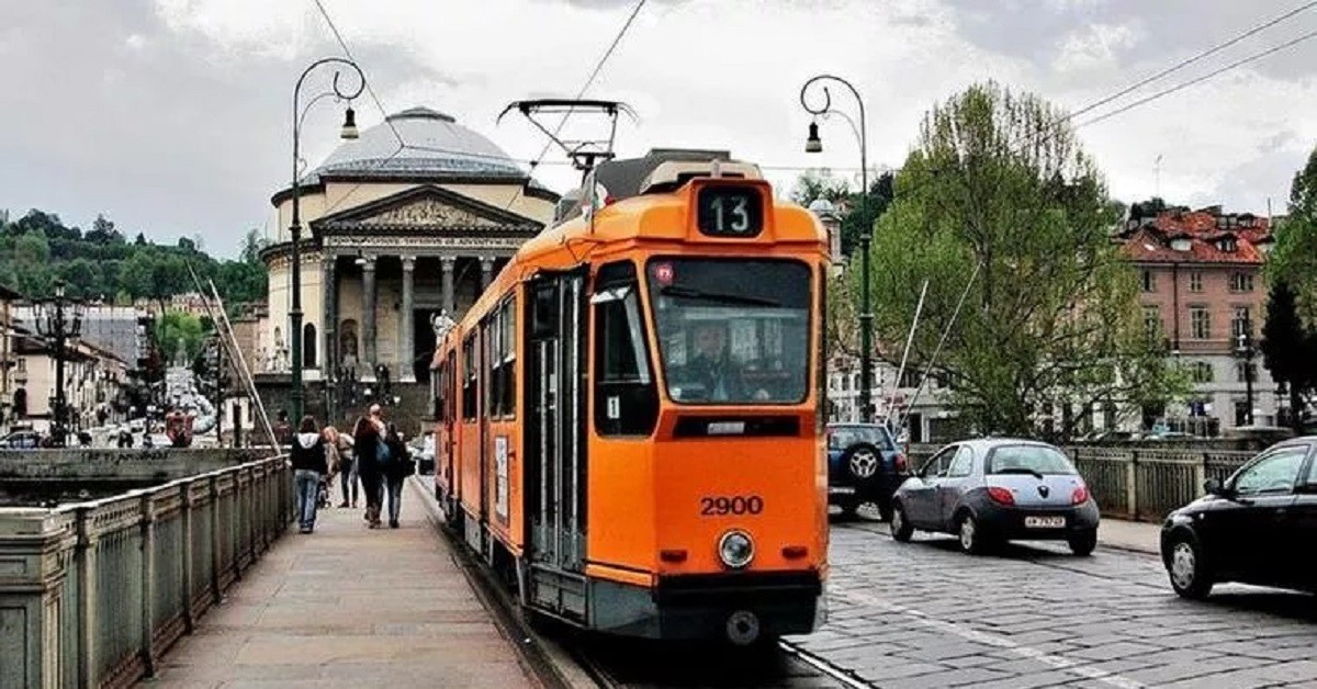 Torino, autista del tram si ferma alla fermata soppressa per aiutare anziana signora