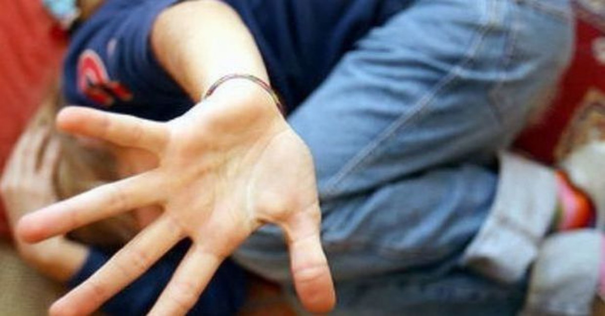 Pavia, due genitori denunciati per lesioni sui propri figli