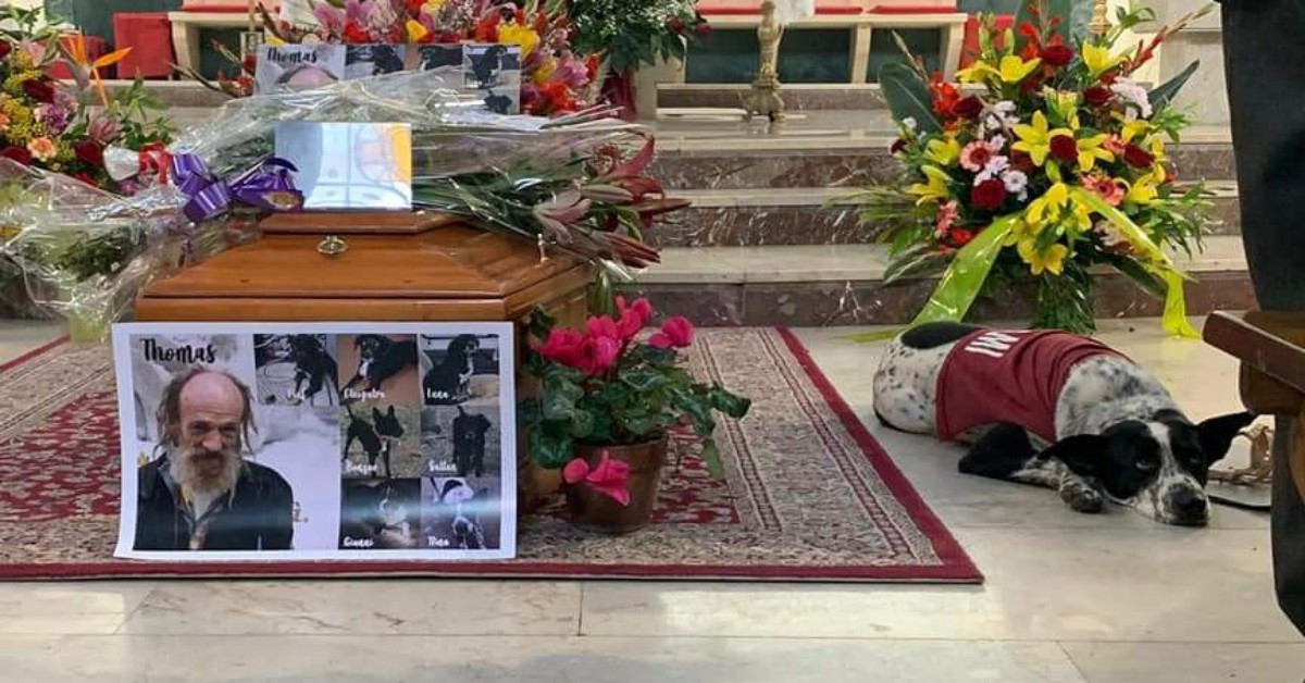 I funerali di Tomas, il senzatetto di Messina amante dei cani