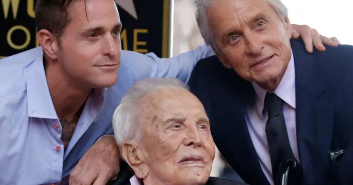 Muore Kirk Douglas a 103 anni l’annuncio struggente del figlio Michael Douglas su Facebook