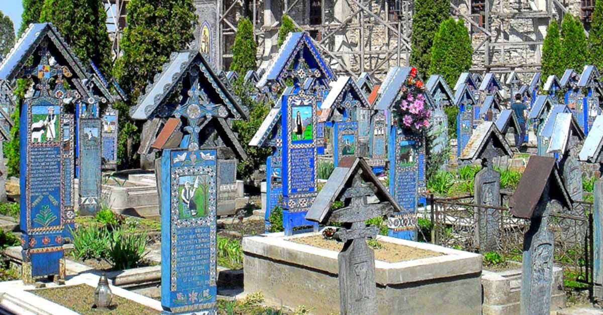 In Romania c’è un cimitero tutto colorato