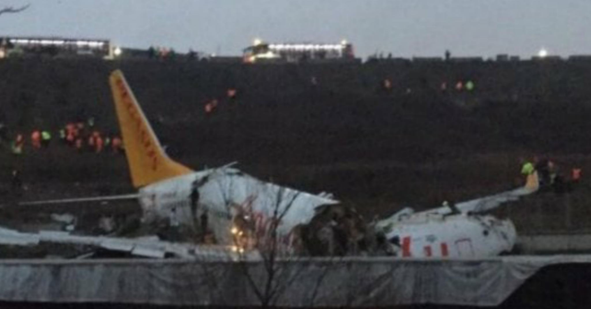 Istanbul, aereo va fuori pista e si spezza in due