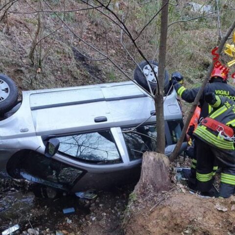 Varese-auto-con-a-bordo-madre-e-figlio-va-fuori-strada