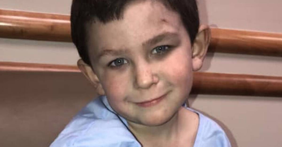 Bambino di 5 anni salva la sorella dalle fiamme e torna indietro per il cane di famiglia