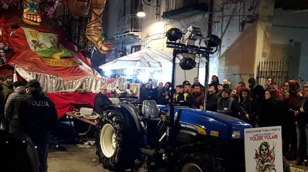 Sciacca-bambino-di-4-anni-caduto-dal-carro-di-Carnevale-ha-perso-la-vita