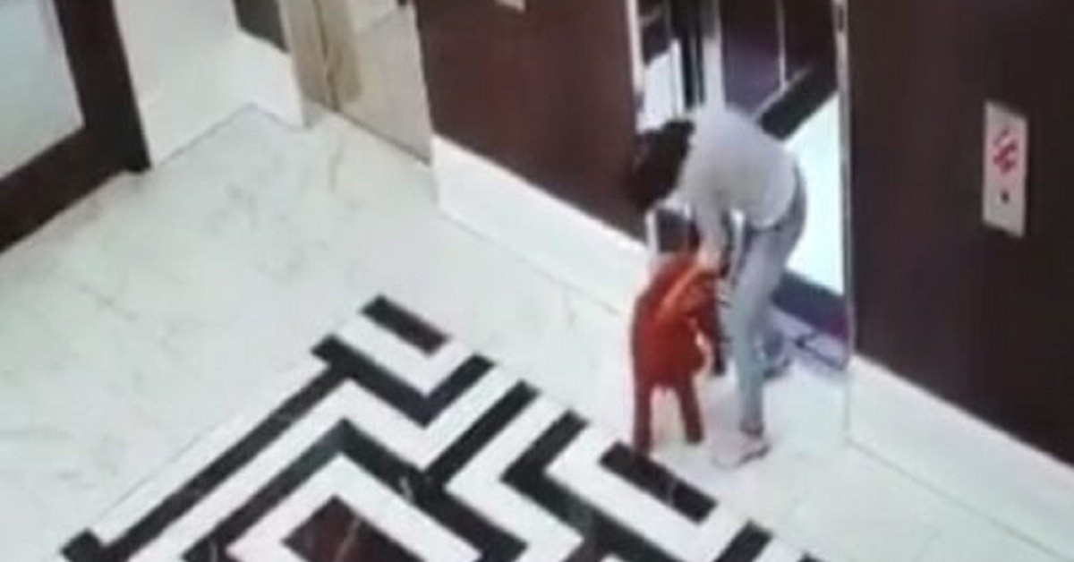 Cucciolo rischia di morire per un incidente con l’ascensore
