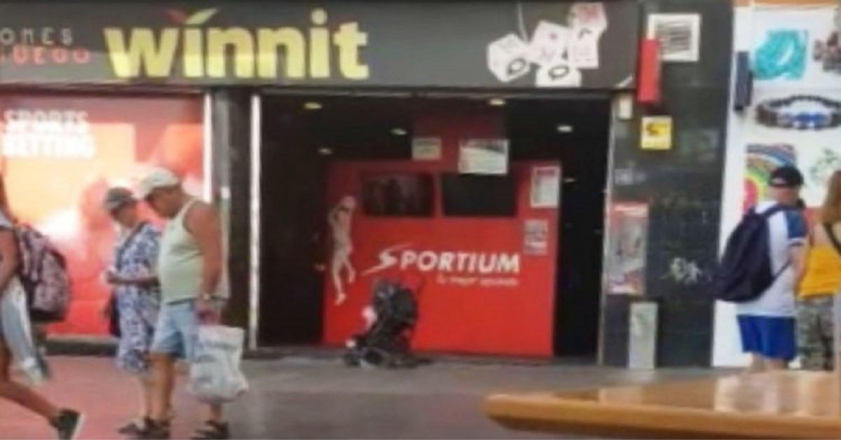 bambino abbandonato nel suo passeggino